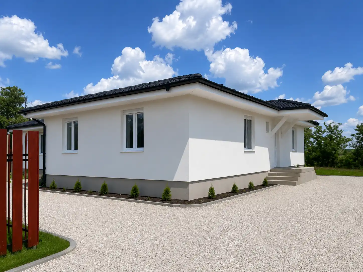 Új építésű családi ház szemből Iváncsán, modern homlokzattal